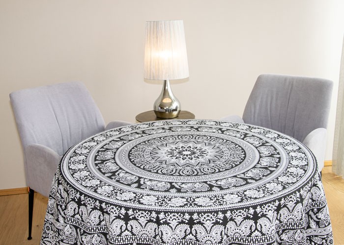 Mandala-Tuch-rund-schwarz-weiß_Tisch