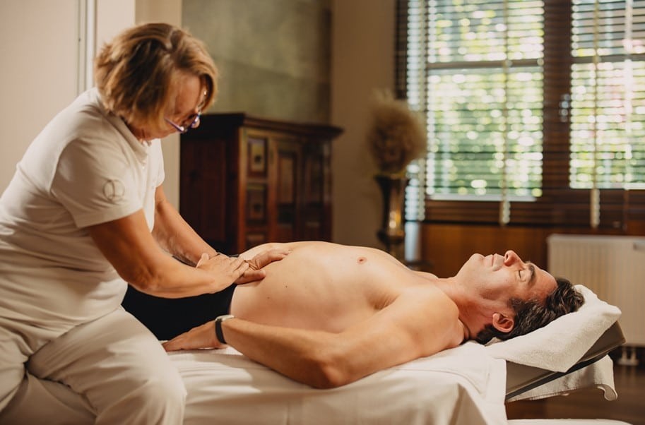 FX Mayr Arzt Aerztin Bauch Massage Behandlung