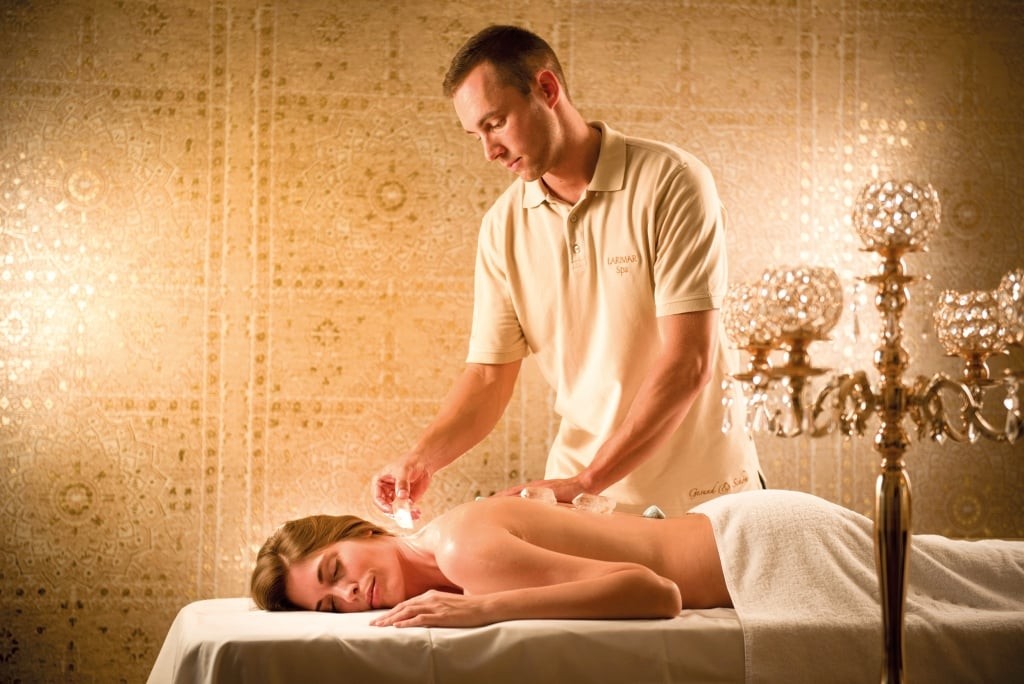 Kristall-Energie-Massage fördert Ausgleich der Körperenergien im Hotel Larimar
