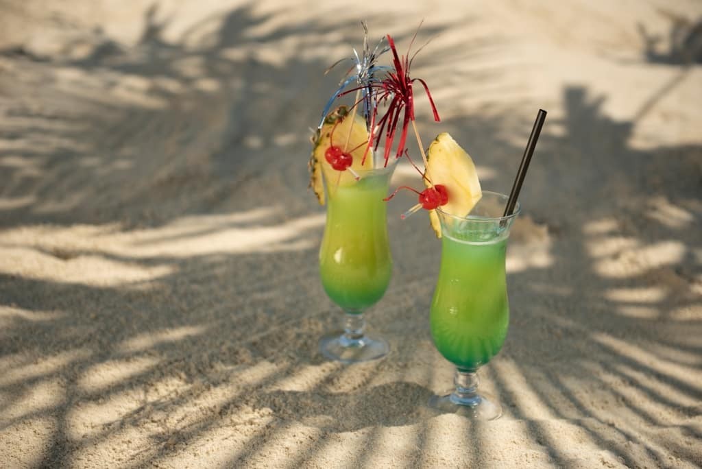 Erfrischende Cocktails am Larimar-Beach