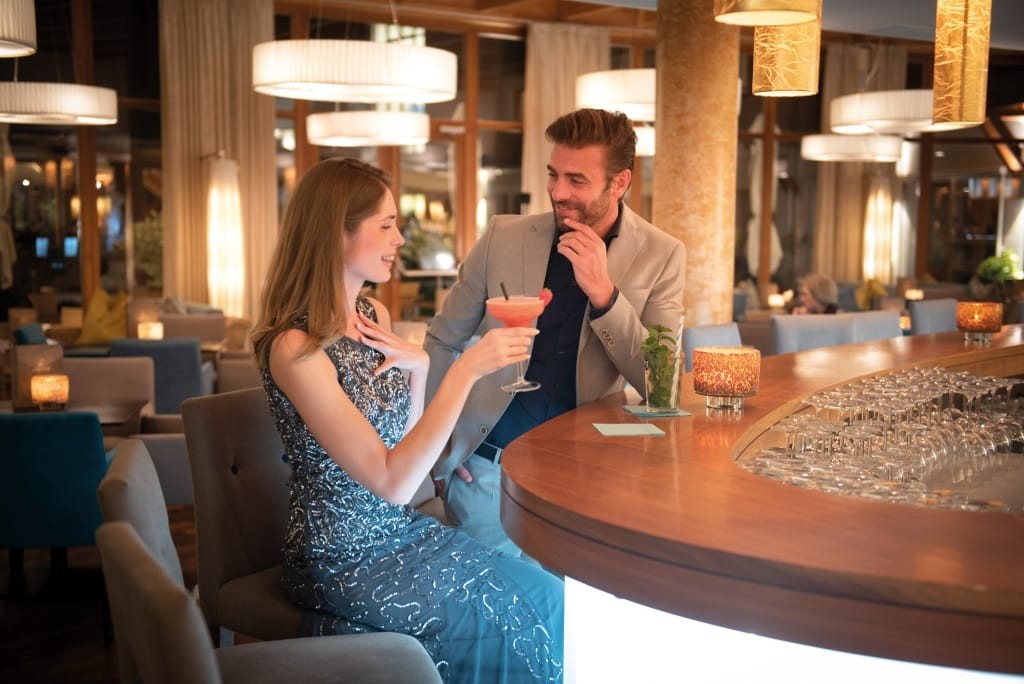 Köstliche Cocktails an der Hotelbar mit guter Unterhaltung