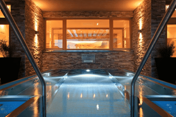 Sauna-Freihof mit Thermalwasserbecken im Hotel Larimar