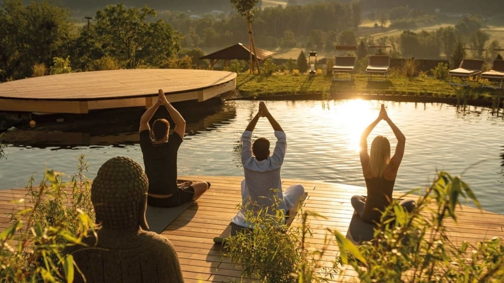 Yoga am Koiteich wirkt entspannend im Hotel Larimar