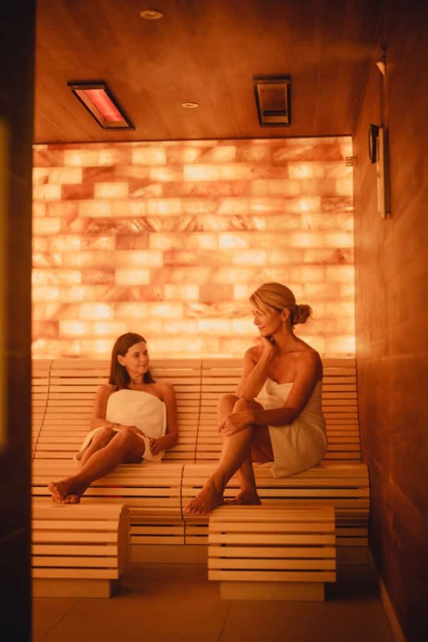 Freundinnen in der Infrarot Salzgrotte in der Saunawelt