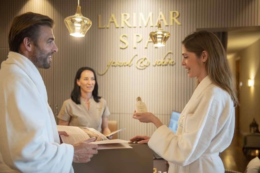 Beratung an der Rezeption im Larimar Premium-Spa (c) Hotel Larimar Bernhard Bergmann (5)
