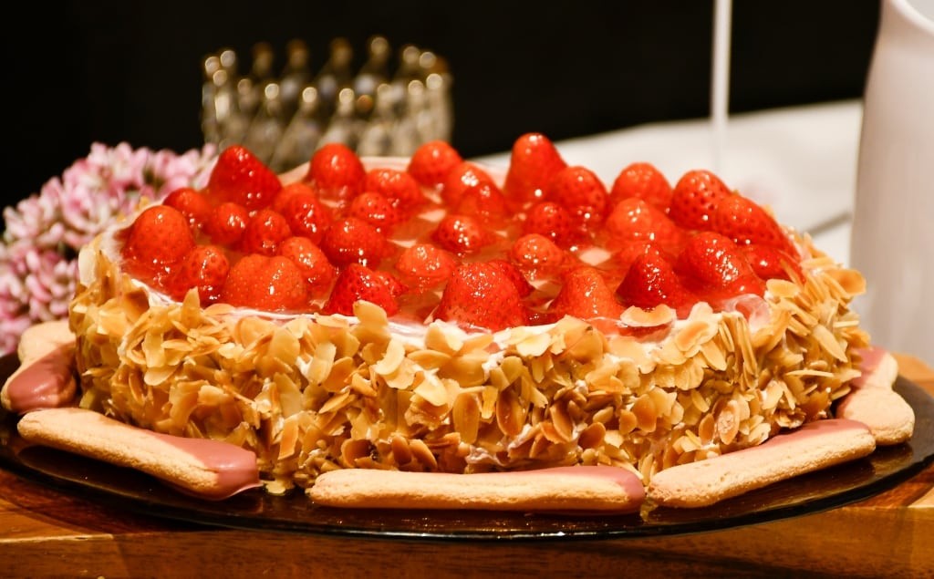 Torte mit Erdbeeren Muttertags-Dessertbuffet 2022