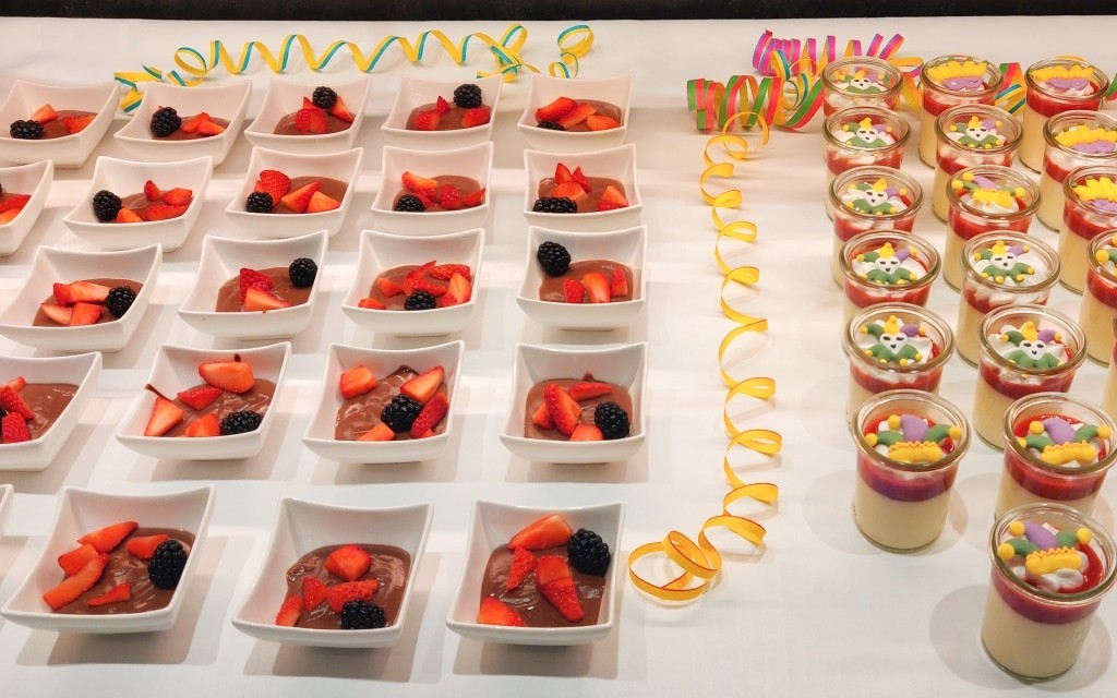 Schokopudding mit Früchten und Vanille-Panna-Cotta mit Erdbeersauce