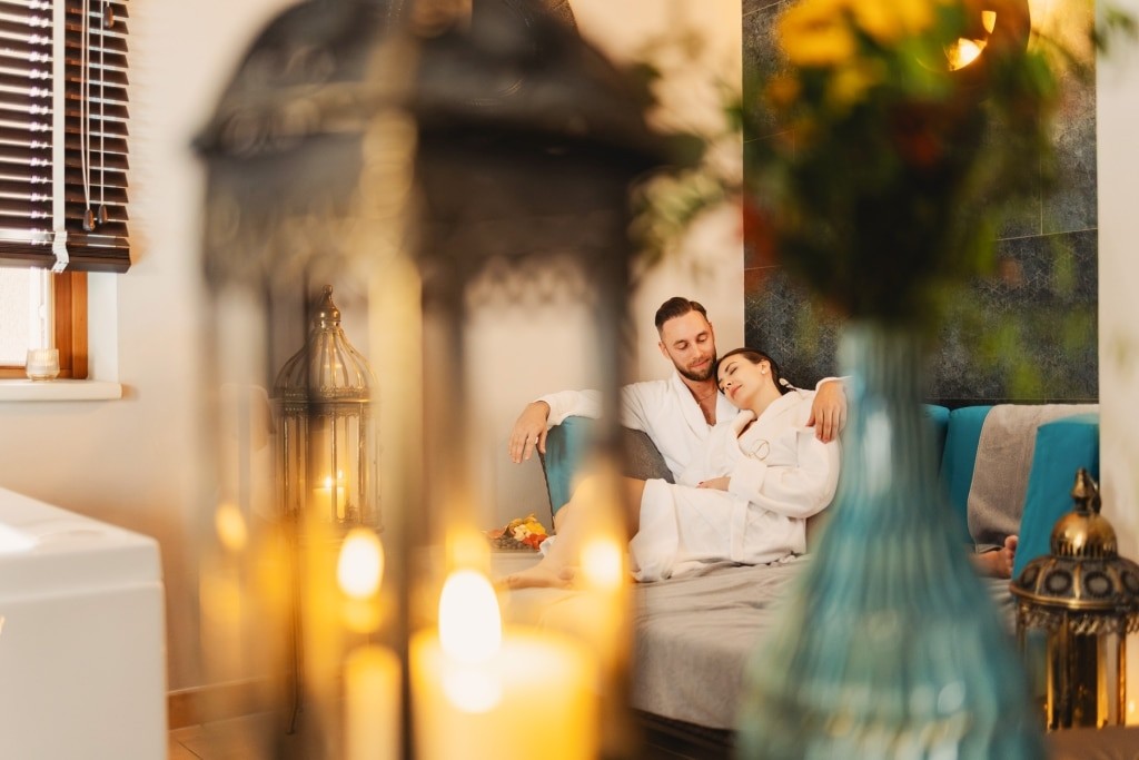 Spa-Suite-Pärchen-Kuschelliege-(c)-Hotel-Larimar,-Karl-Schrotter-Photograph