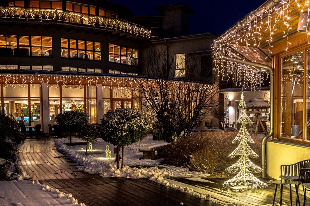 Abendaufnahme-Weihnachtsbeleuchtung-Larimar-Innenhof-Foto-Muik