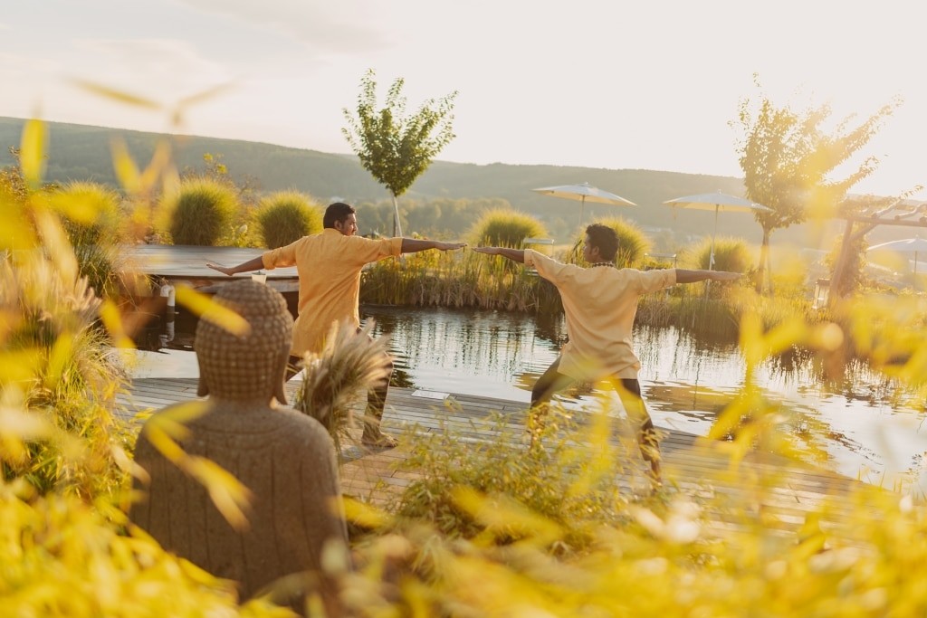 Yoga-am-Koiteich-(c)-Hotel-Larimar,-Karl-Schrotter-Photograph