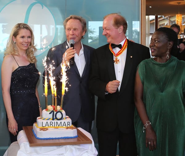 Peter Kraus und Auma Obama gratulierten den Gastgebern Johann Haberl und Daniela Lakosche mit der Jubiläumstorte © Hotel Larimar, GEPA