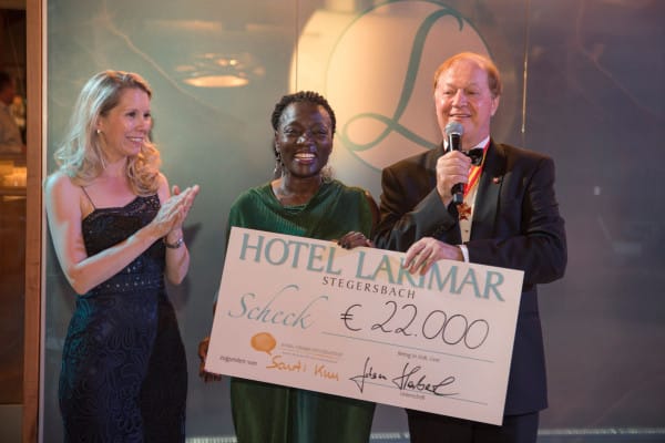 Gäste und Mitarbeiter spendeten bei der Jubiläumsgala insgesamt 22.000 € für Kenia © Hotel Larimar, Bergman