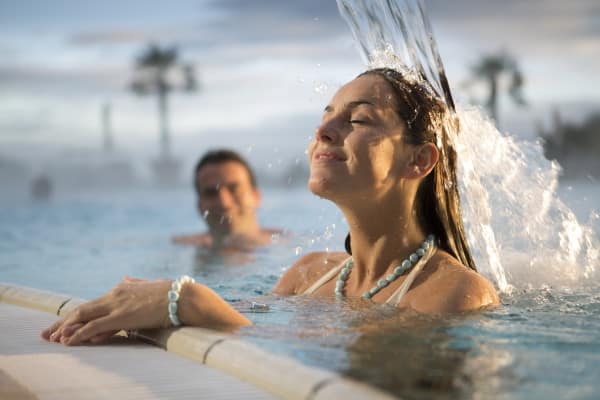 Gezielte Wellness im wohltuenden 36 Grad warmen Thermalwasser © Hotel Larimar