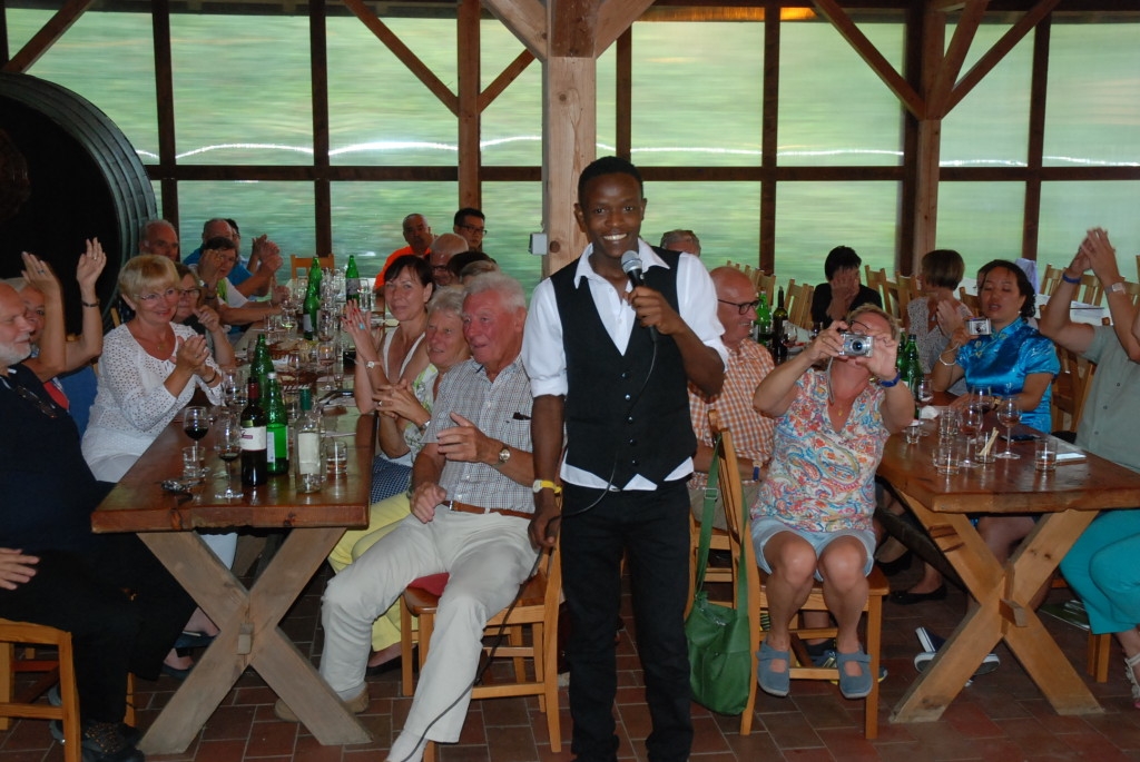Desmond Muchoki singt beim beliebten Stammgästeausflug des Larimar