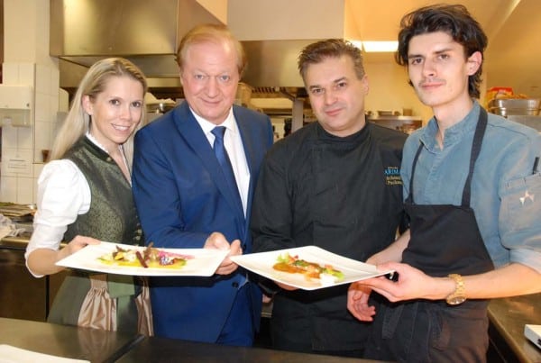 Die Larimar-Gastgeber Daniela Lakosche und Johann Haberl sowie Larimar-Küchenchef Reinhard Puchmayer freuten sich über den Stargast Harald Irka in der Küche.