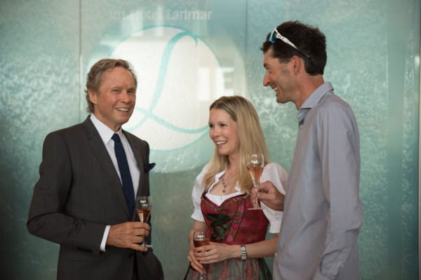 Peter Kraus mit Larimar-Gastgeberin Daniela Lakosche und Winzer Andi Kollwentz © Hotel Larimar, Bernhard Bergmann