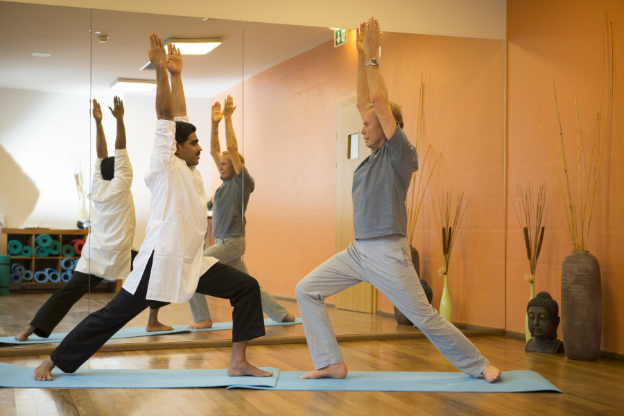 Bei den Yoga-Wochen im Larimar lehrt der indische Yogameister die Kunst des Hatha-Yoga.