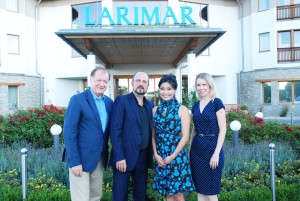 Alexander Joel genießt mit seiner Tochter Klara und seiner Ehefrau Hayoung Lee den exklusiven Aufenhalt im Hotel Larimar. Gastgeber Johann Haberl und Daniela Lakosche freuen sich über die prominenten Gäste.