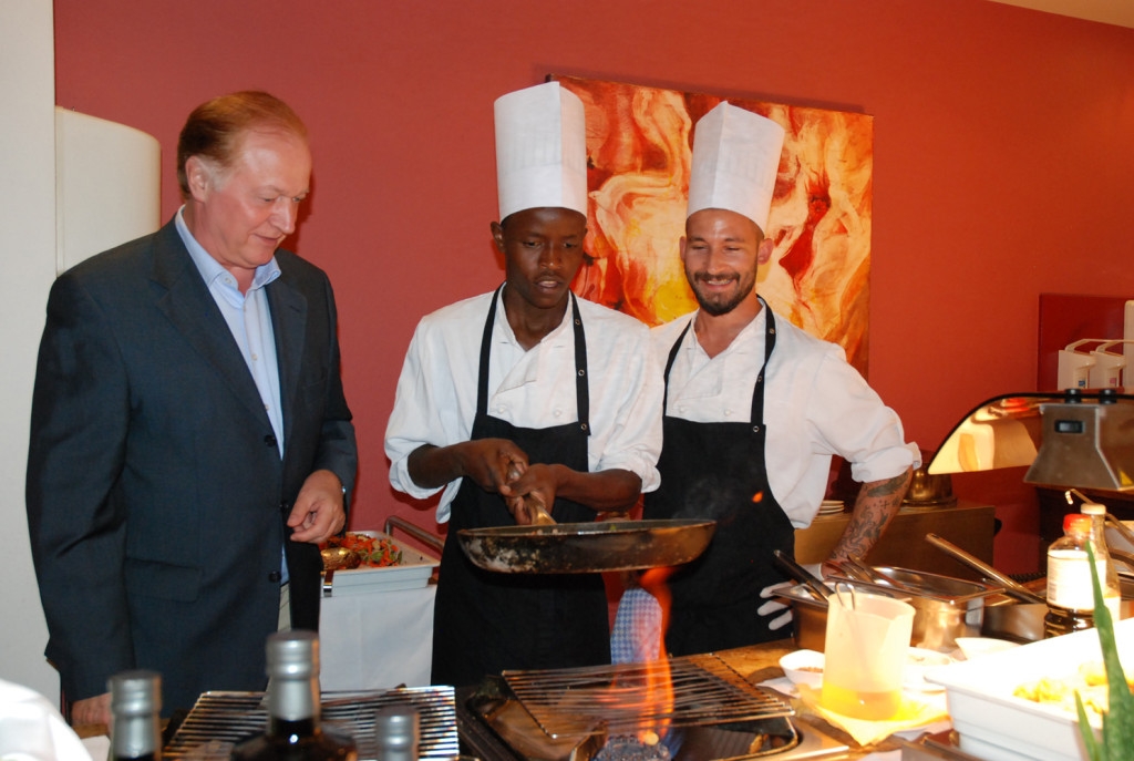 Johann Haberl und Larimar Koch Gabor Gayer zeigen Desmond das Show Cooking im Larimar