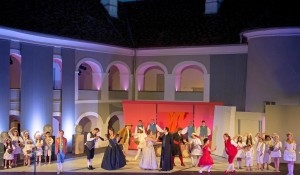 Das jOPERA-Ensemble bringt heuer mit den hinreißenden Walzermelodien der Strauss-Operette „Die Fledermaus“ Schloss Tabor zum Klingen