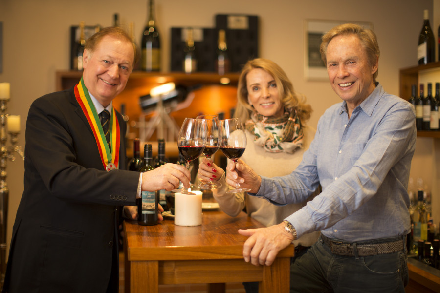 Peter und Ingrid Kraus genießen gerne mit Gastgeber Johann Haberl exklusive Weine aus der Larimar Vinothek.