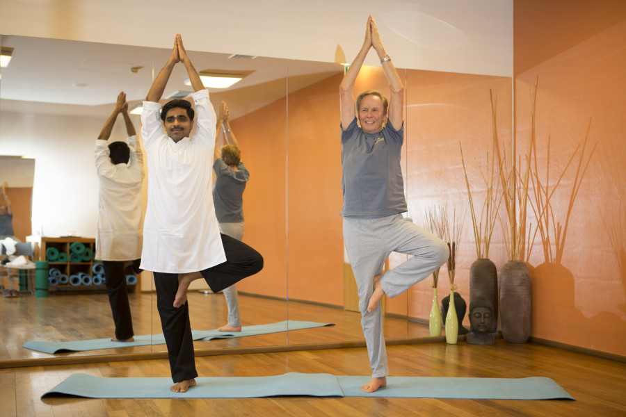 Regelmäßige Bewegung ist für Peter Kraus sehr wichtig. Mit dem indischen Yogameister hält sich der „Rocker“ fit und beweglich