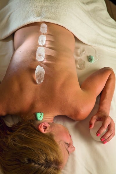 Wohltuende Behandlungen und Massagen wie z.B. die Kristall-Energie-Massage ergänzen die Salztherapie im Larimar-Spa.