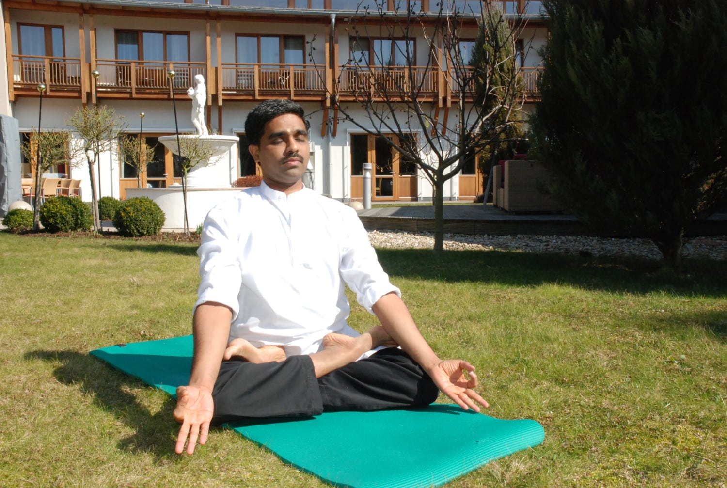 Yoga mit indischem Yogi