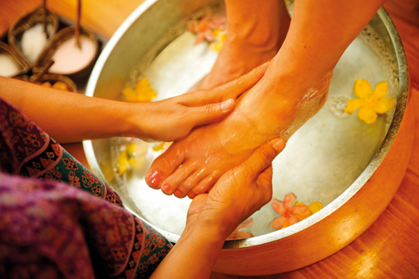 Die Thai Fußmassage beginnt mit einem entspannenden Bad.
