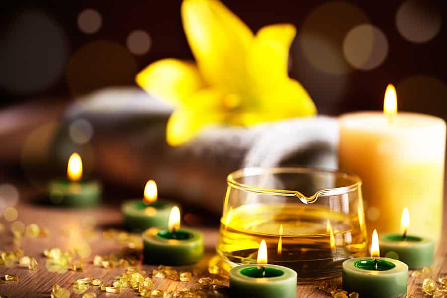 Ayurvedische Behandlung mit Öl und Kerzen im Spa