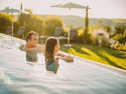 Infinity Pool Sommer Romantik Paar