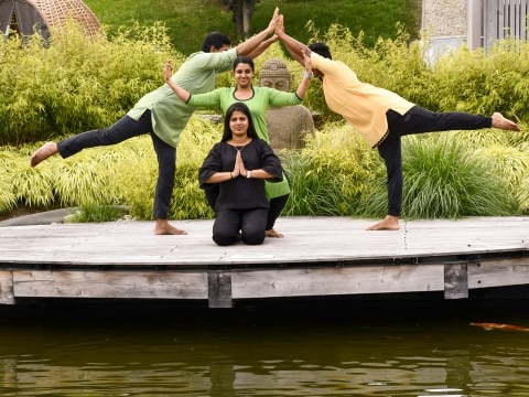 Yoga im Koiteich mit den indischen Yogis