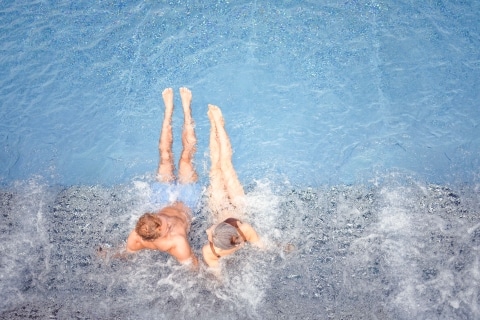 Infinitypool-Paar-Sprudel (c) Hotel Larimar, Karl Schrotter Photograph (4)
