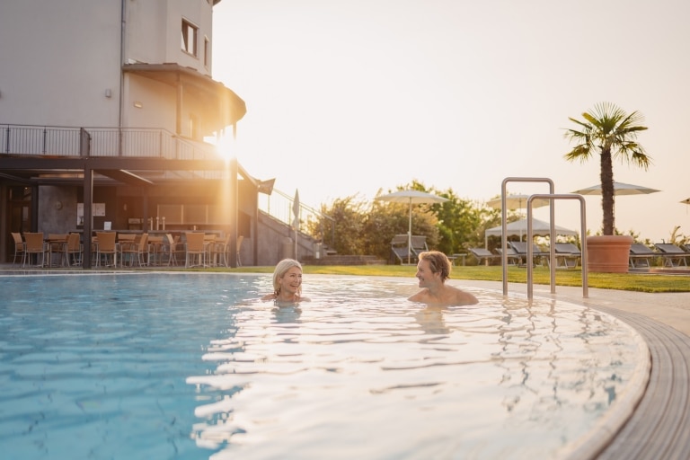 Meerwasser-Außenpool-Romantik-Sonnenaufgang-Detox-Sommer-Schwimmen-Larimar-Schrotter