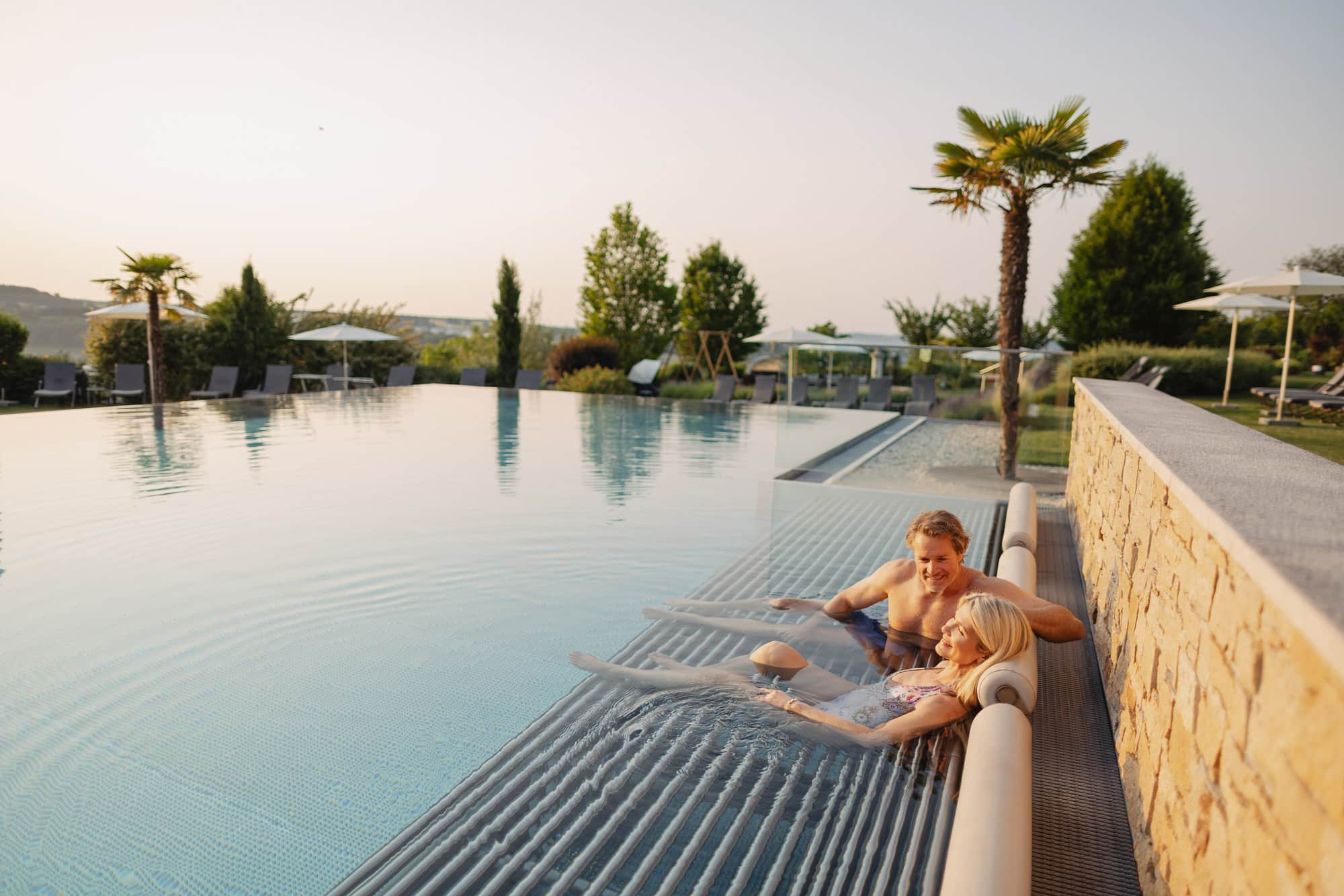 Romantik-Sommer-Infinity-Pool-Sprudelbucht-Larimar-Schrotter Romantik-Sommer-Infinity-Pool-Sprudelbucht-Larimar-Schrotter