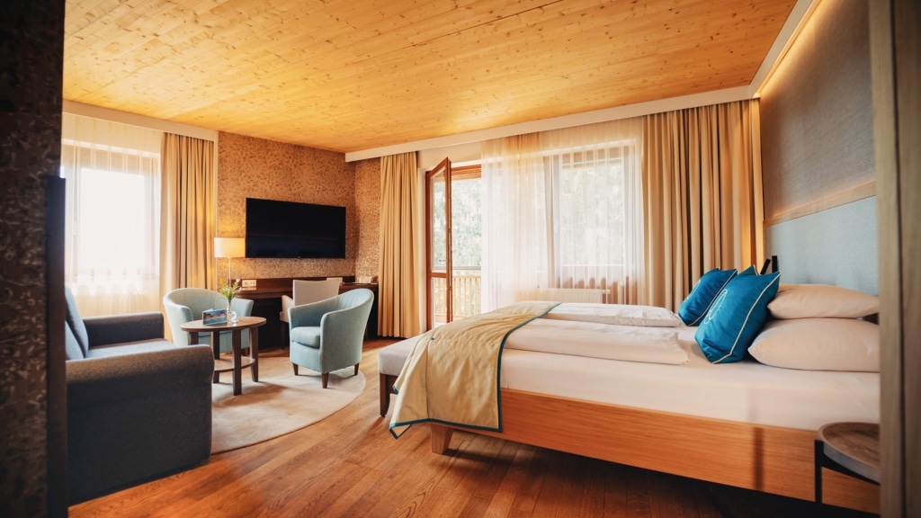 komfortsuite-grosses-schlafzimmer-28c29-hotel-larimar-karl-schrotter-photograph-1