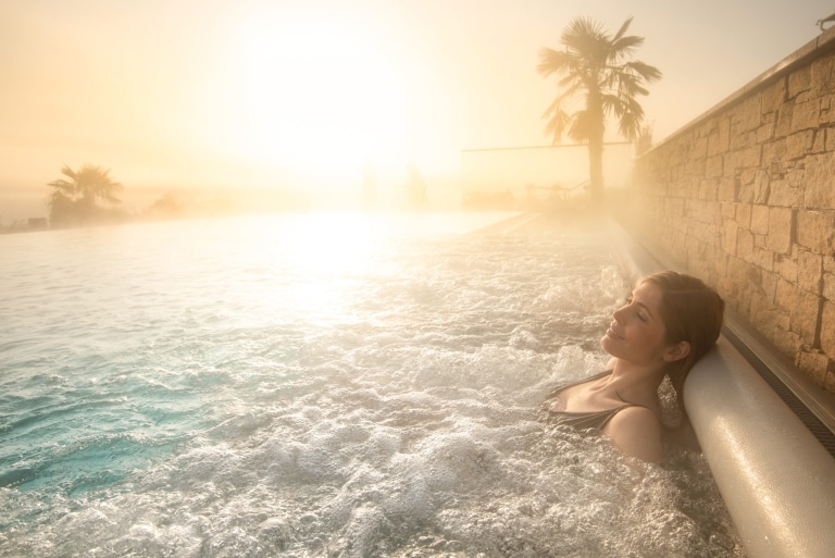 Infinitypool-Winter-Frau-Dampf-(c)-Bernhard-Bergmann-Hotel-Larimar