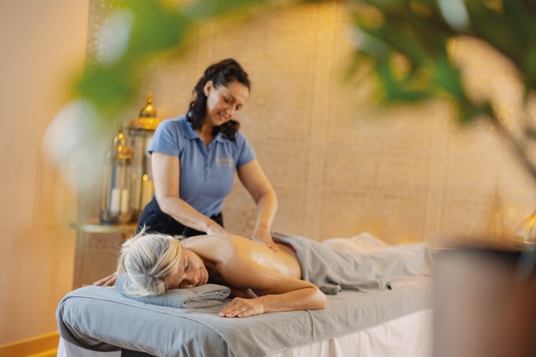 Premium-Spa-Rücken-Massage-Frau-Therapeutin-Larimar-Schrotter-neu