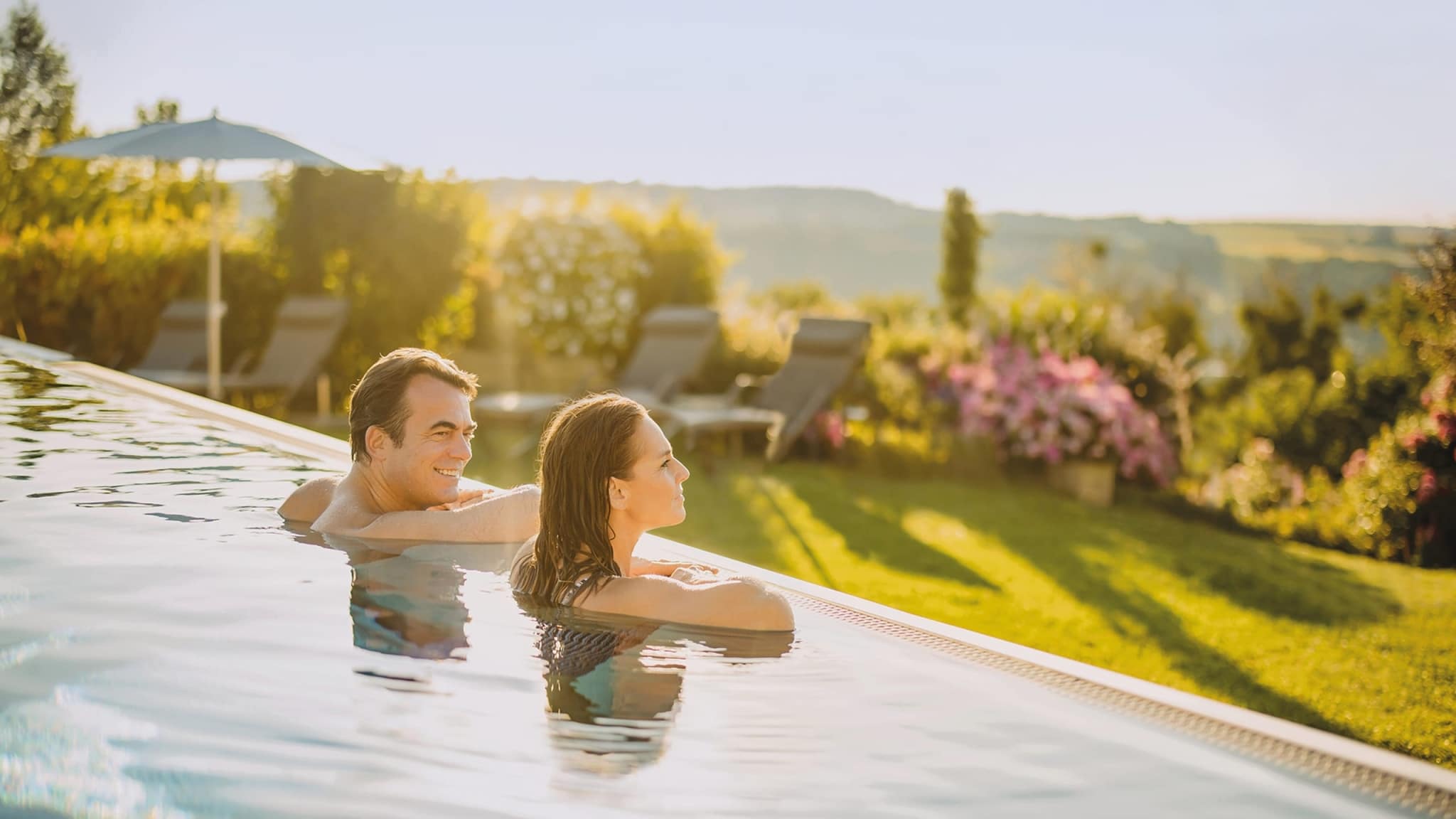 Paar im Infinitypool des Larimar