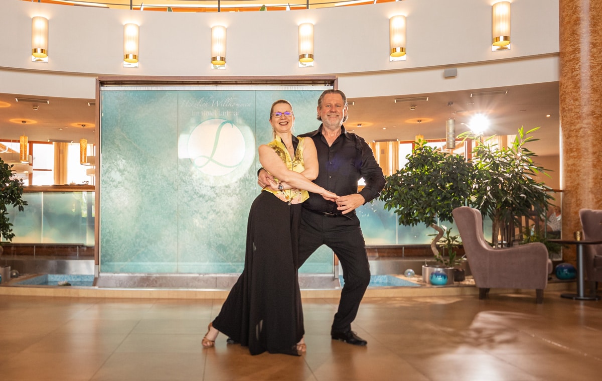 Tanz-Dietrich-Wasserwand-Lobby-Larimar-Heldentheater Tanz-Dietrich-Wasserwand-Lobby-Larimar-Heldentheater