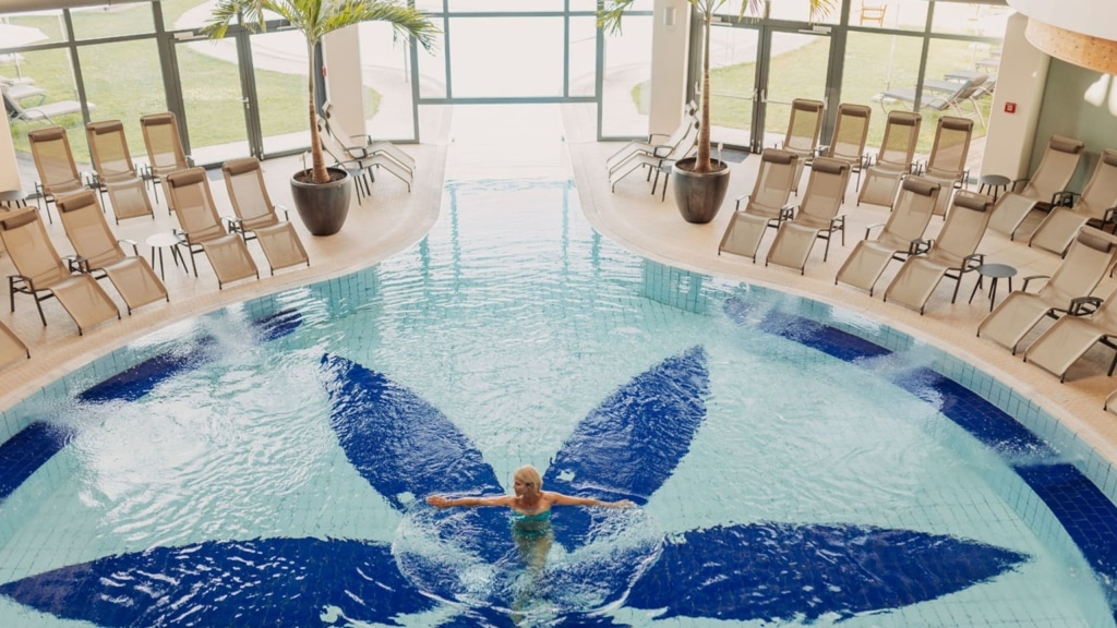 therme-innen-wasser-schwimmen-frau-entspannung-thermalwasser-28c29-hotel-larimar-karl-schrotter-photograph-28229-1