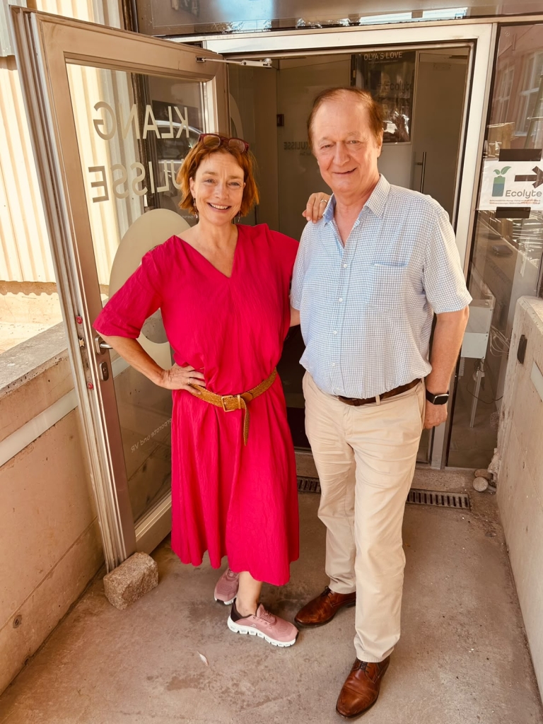 Aglaia Szyszkowitz mit Johann Haberl vor dem Tonstudio Klangkulisse