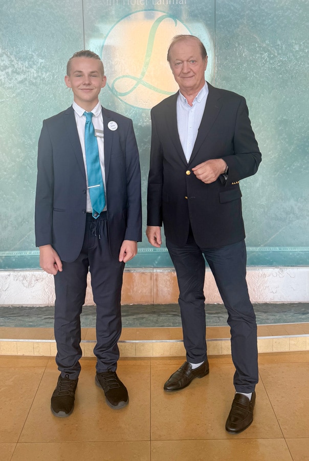 HGA Lehrling Jeremy Brandstätter mit Hotelier Johann Haberl
